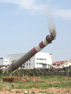 150米砼烟囱拆除